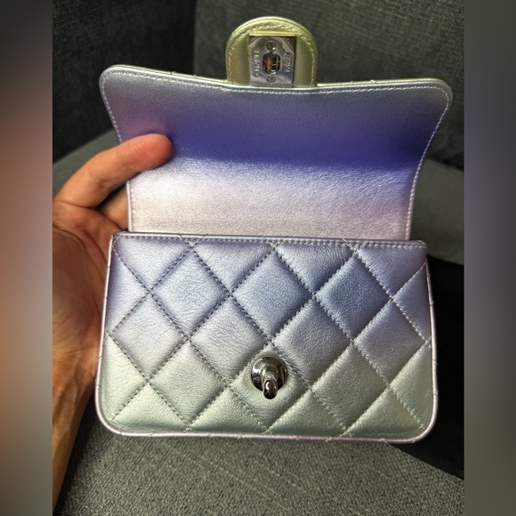 CHANEL CC CHAIN Gradient Metallic Calfskin Quilted Clutch - Picture 9 of 16